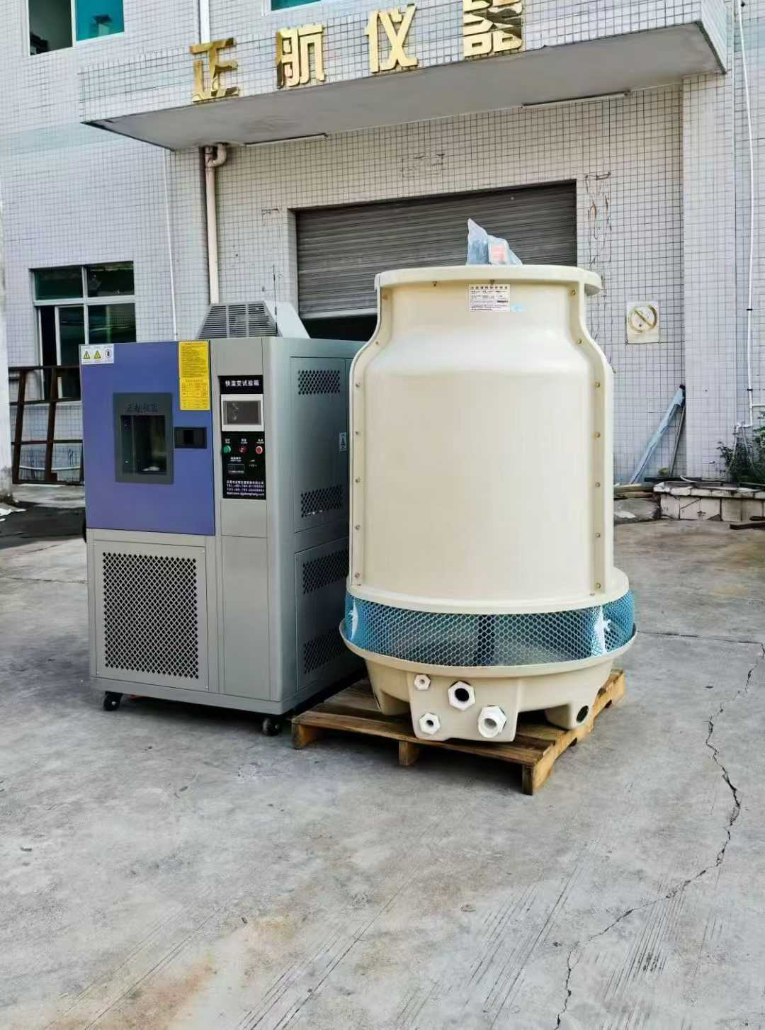 近日，我司將一臺水冷式線性快速溫度變化試驗箱送深圳銅排生產(chǎn)客戶，感謝客戶對于我司的大力支持。說起這個設備，也是歷經(jīng)坎坷。在設備的溝通過程中，雖然客戶提出較高的技術要求，但我司秉持著盡心盡力滿足客戶需求為宗旨。多次進行技術攻堅會議，必須在有限的空間內(nèi)滿足客戶較高的快速線性溫度變化要求。  （快速溫變試驗箱已整裝待發(fā)） 因為客戶要求較高的線性快速溫度變化，而這臺設備屬于小型的設備，在有限的空間內(nèi)，我們需要充分考慮到設備的制冷，制熱以及散熱問題，如果任何一個方面無法達到的話，那么后果將會是毀滅性的。  （裝車發(fā)走?。?我司對于此類有挑戰(zhàn)性的設備，充滿信心，因為我們堅信每一次的攻堅都是企業(yè)成功的一小步。只有不斷的提升我們的技術，才能在市場生存